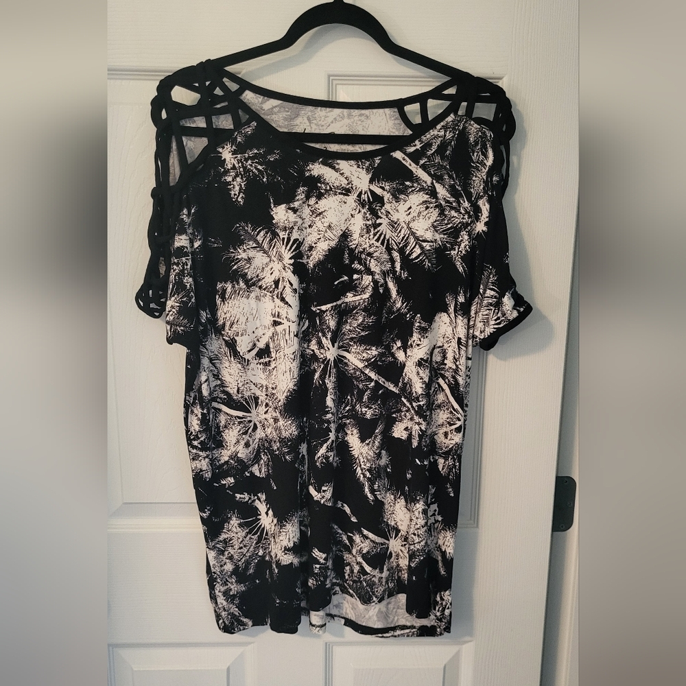 Torrid Black and White Cut Out Short Sleeve Blouse Size 2
